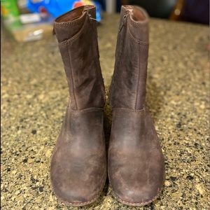 Womens leather Merrell zip boots size 9.